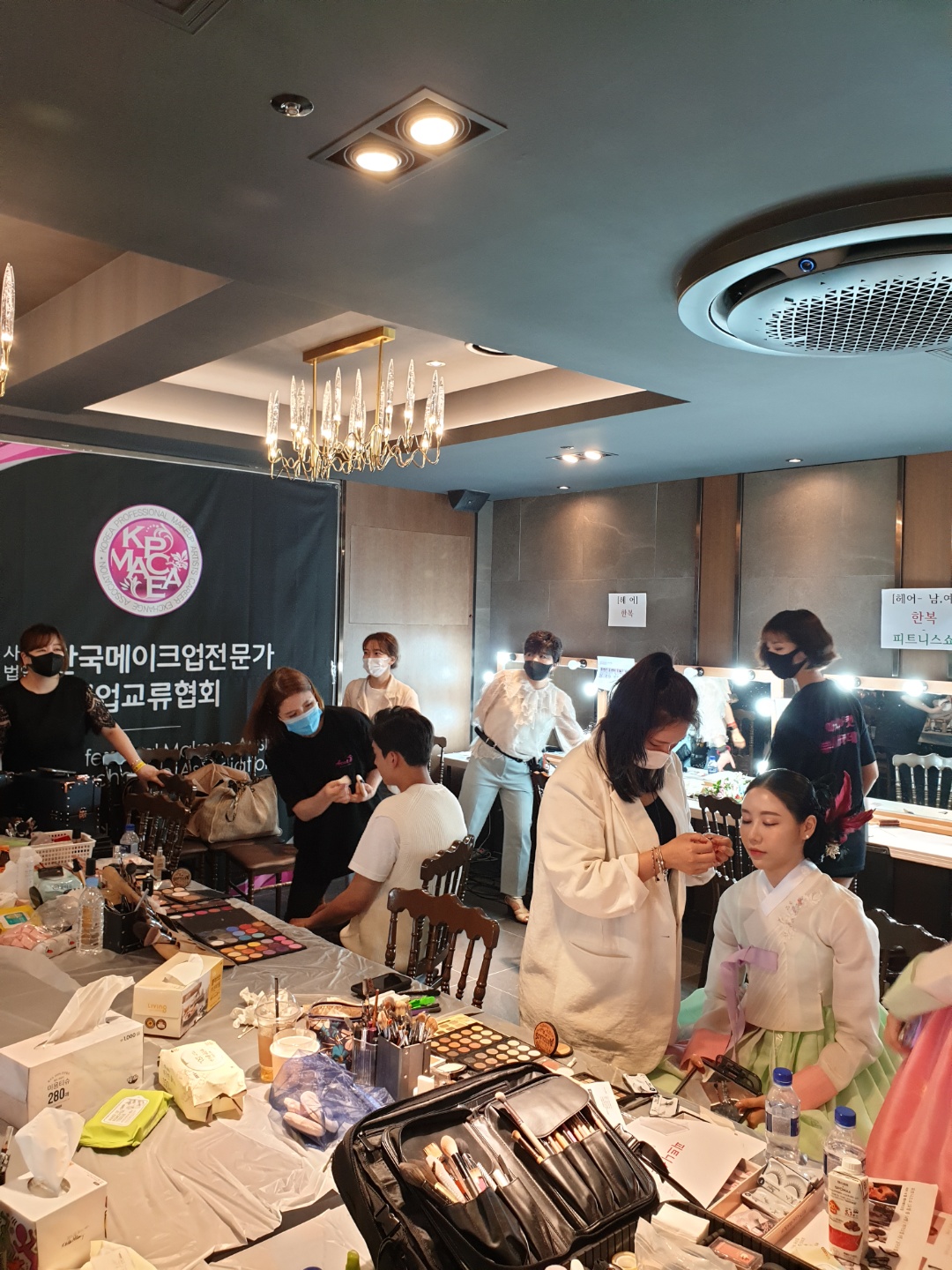 2021 K-모델어워즈 패션쇼 헤어, 메이크업 현장 모습 대표 이미지