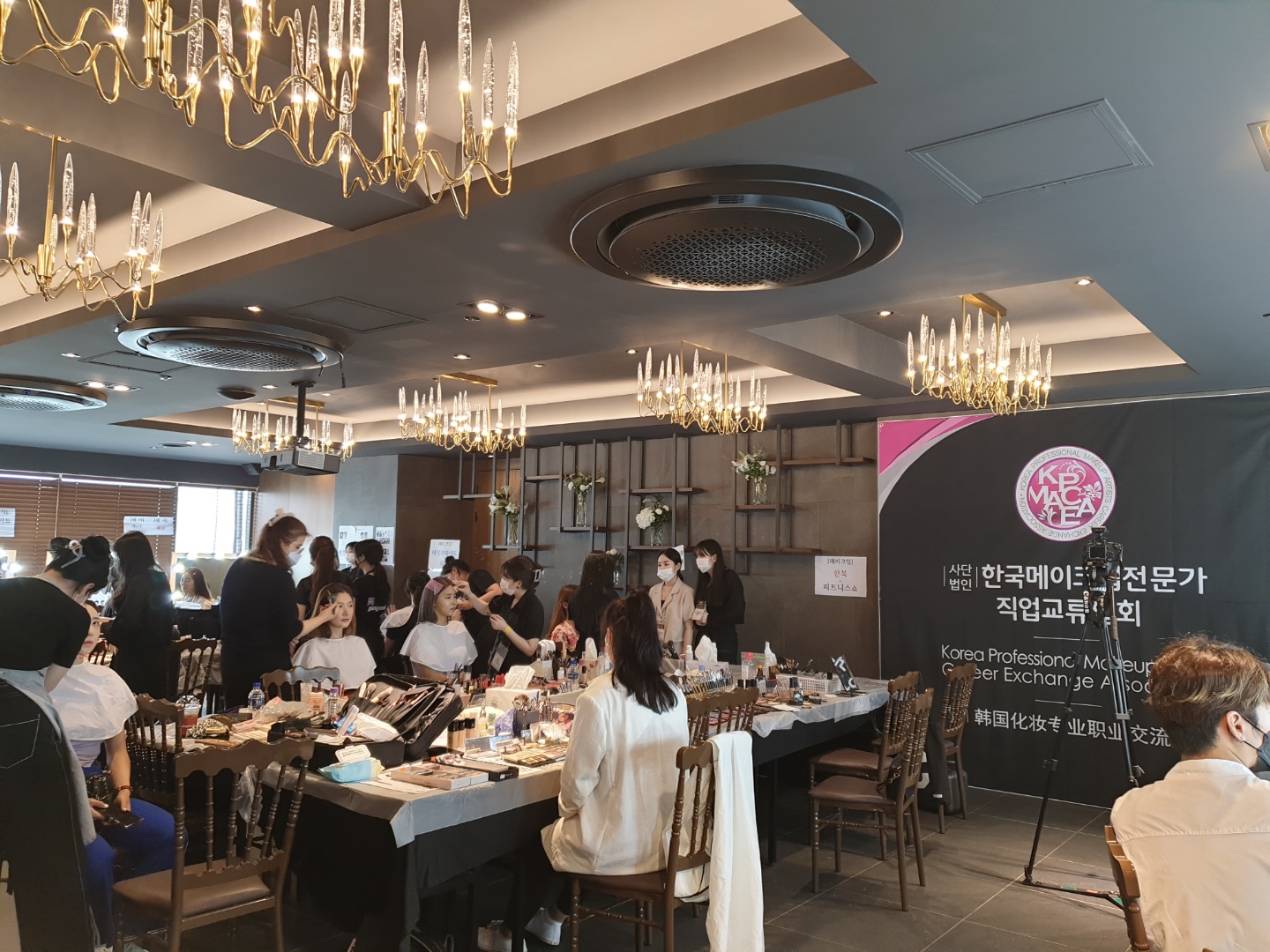 2021 K-모델어워즈 패션쇼 헤어, 메이크업 현장 모습 대표 이미지